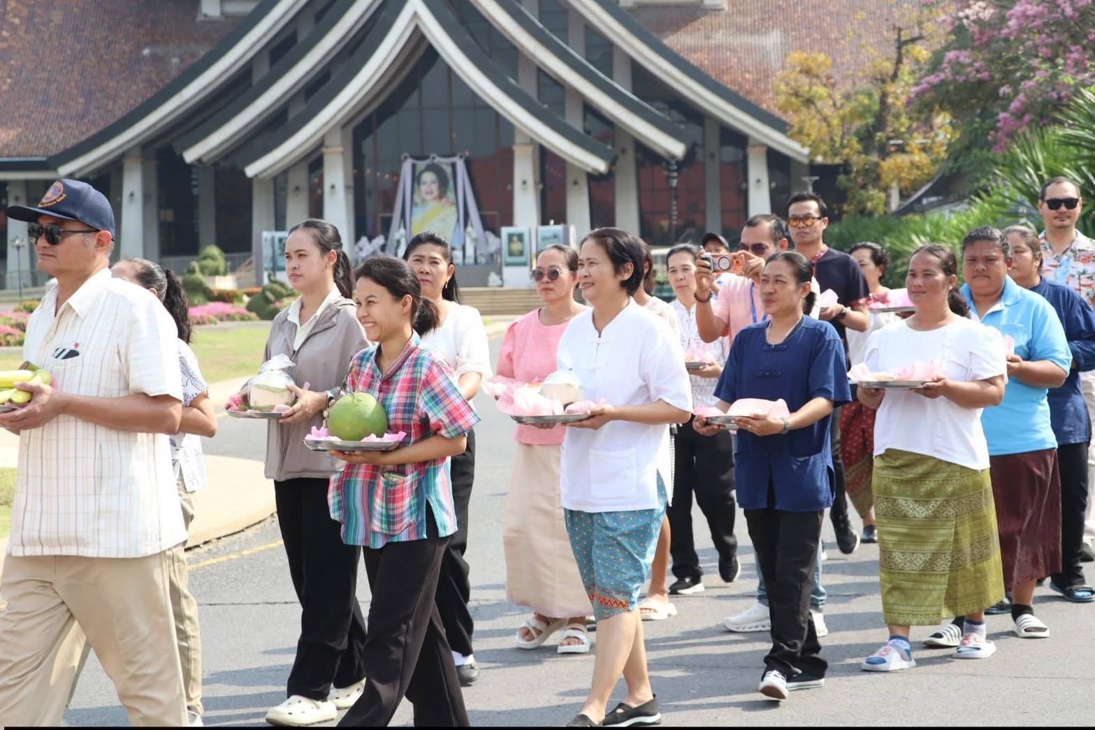title - ศพส. จัดงาน “รักแห่งศิลป์ รักแห่งแผ่นดิน” เพื่อน้อมรำลึกในพระมหากรุณาธิคุณของสมเด็จพระนางเจ้าสิริกิติ์ พระบรมราชินีนาถ พระบรมราชชนนีพันปีหลวง ณ ศูนย์ส่งเสริมและพัฒนาอาชีพเสริมนอกภาคการเกษตร (ศูนย์ศิลปาชีพบางไทรฯ เดิม)